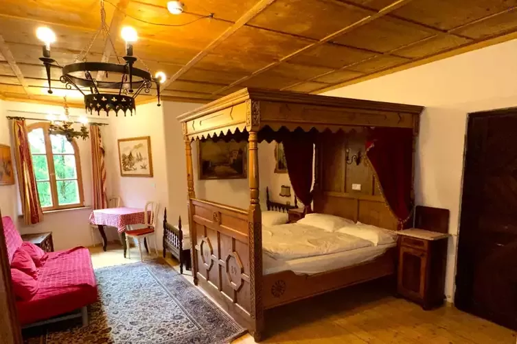 Historisches Schlafzimmer mit geschnitztem Himmelbett