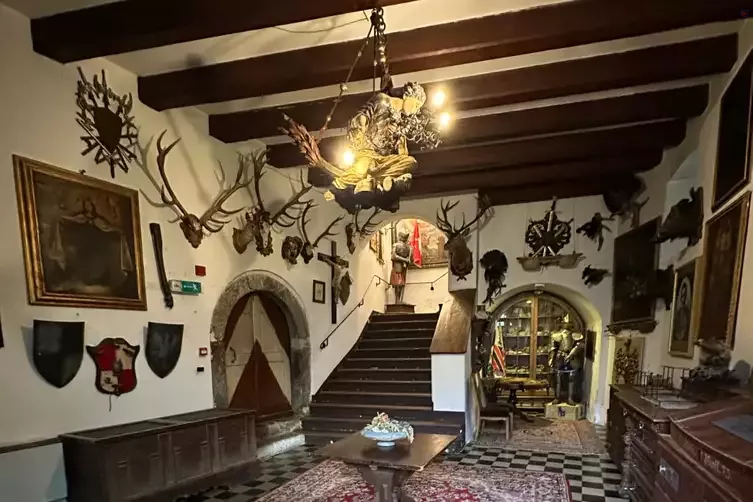Historische Halle mit Treppe und Gewölbe