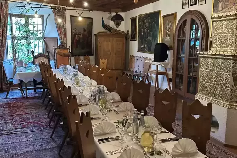 Festlich gedeckte lange Tafel im historischen Saal