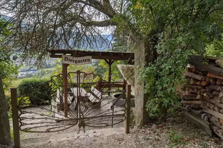 Pavillon unter Bäumen im Schlossgarten