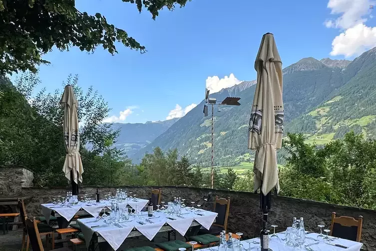 Gedeckter Tisch mit Blick auf die Südtiroler Berge