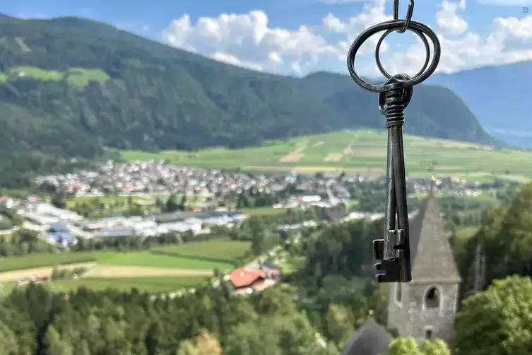 Burgschlüssel vor dem Blick auf Gais und das Tal