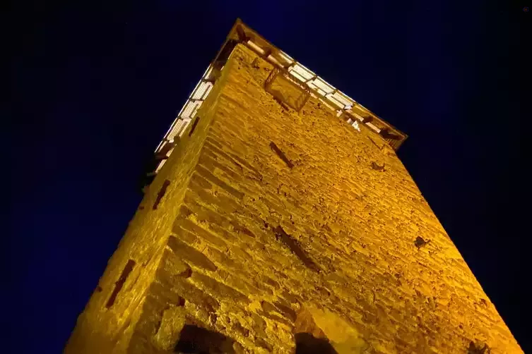 Der beleuchtete Burgturm am Abend